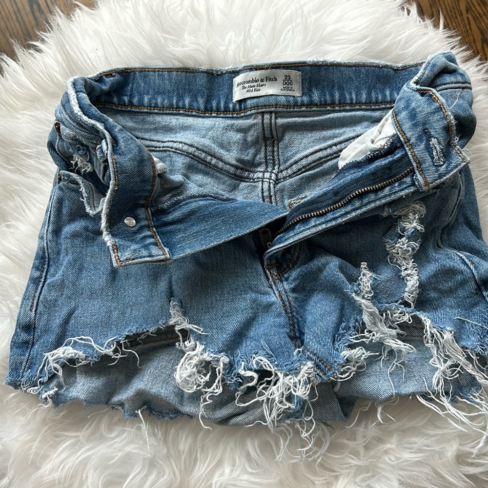 Abercrombie & Fitch mom short distressed cutoff in triple 0 23 waist 000